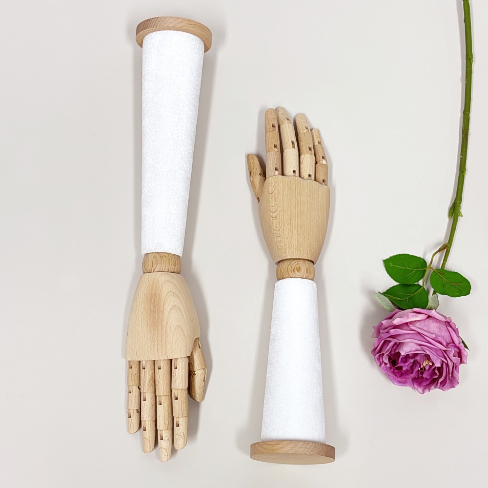 Manichino a mano in velluto di - Body Jewelry Shop recensione e prezzo
